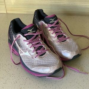 Mizuno women’s wave rider 19